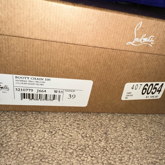 Christian Louboutin - Picture 8 of 10